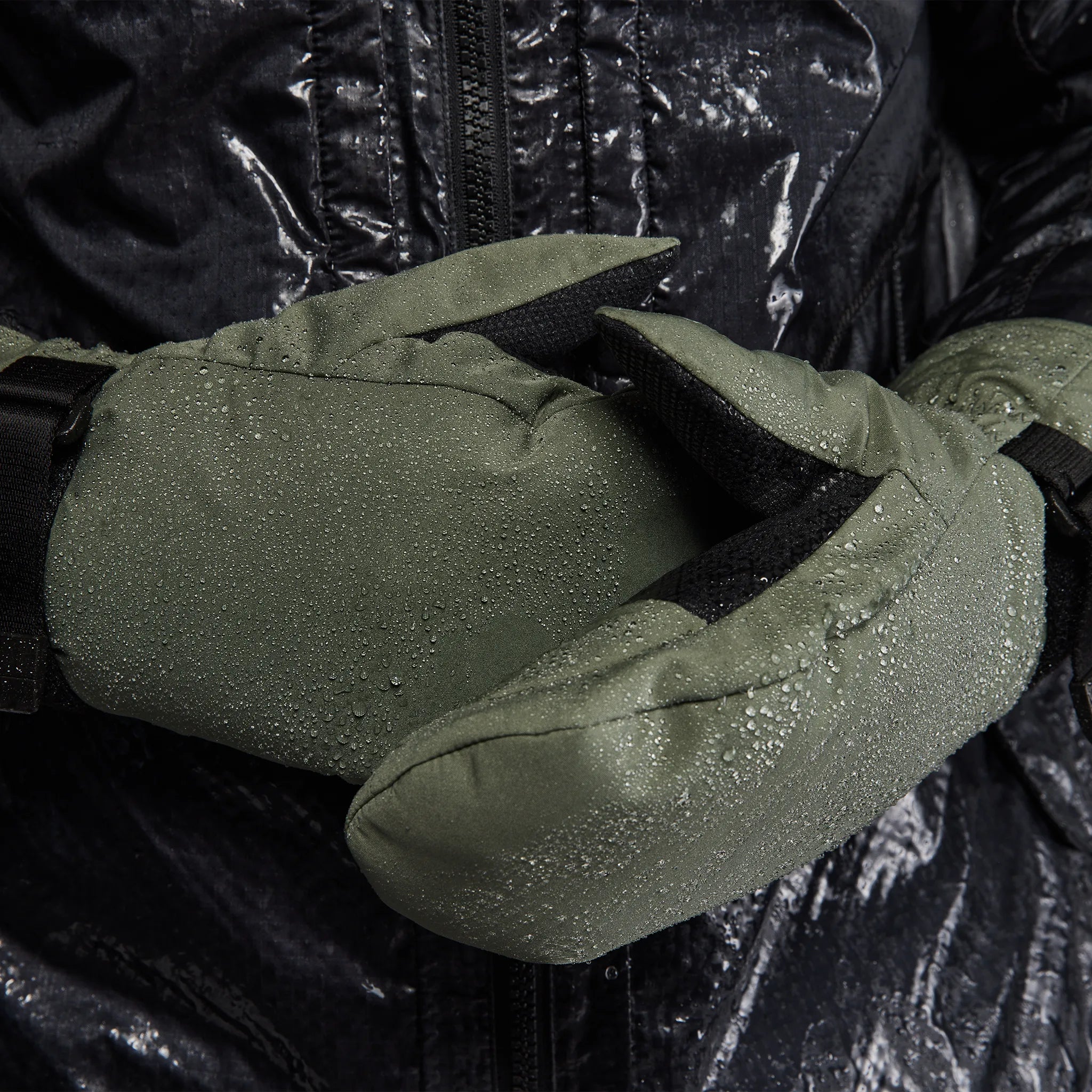 Waterfallproof Mitts. Green edition