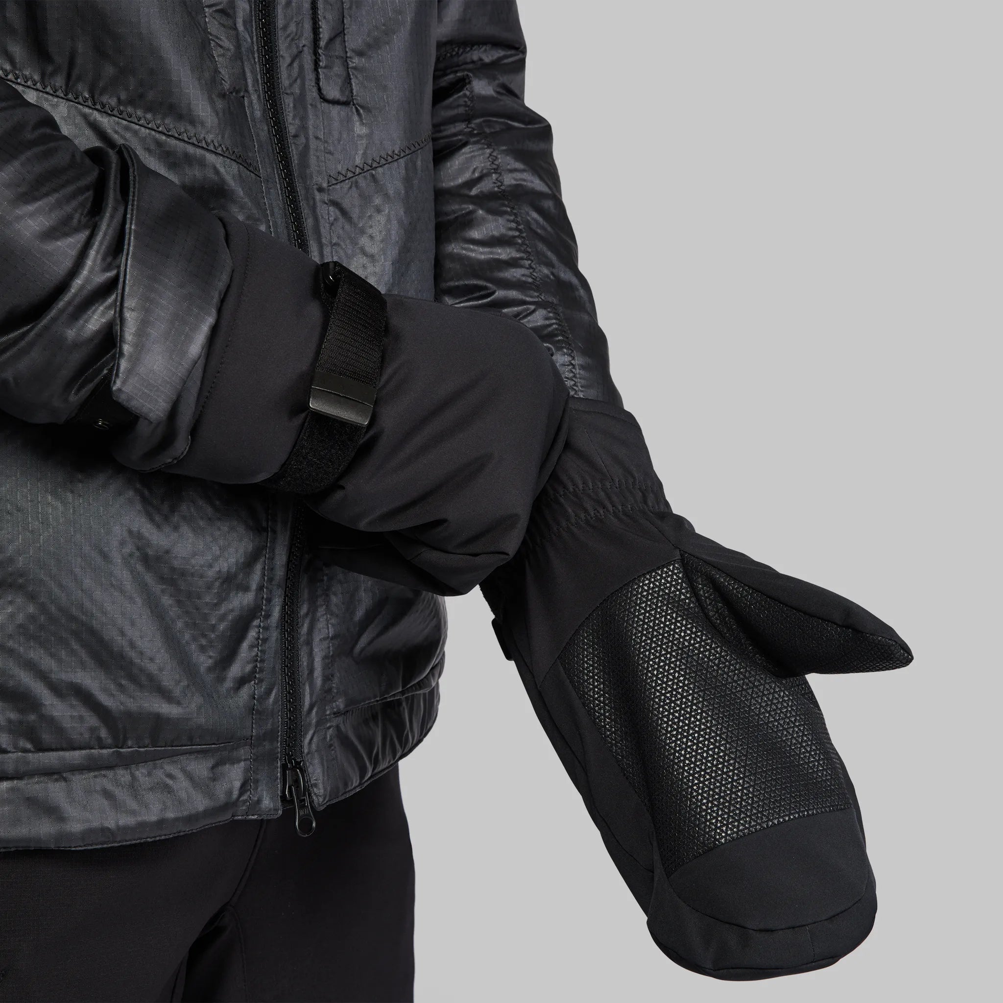 Waterfallproof Mitts. Black edition