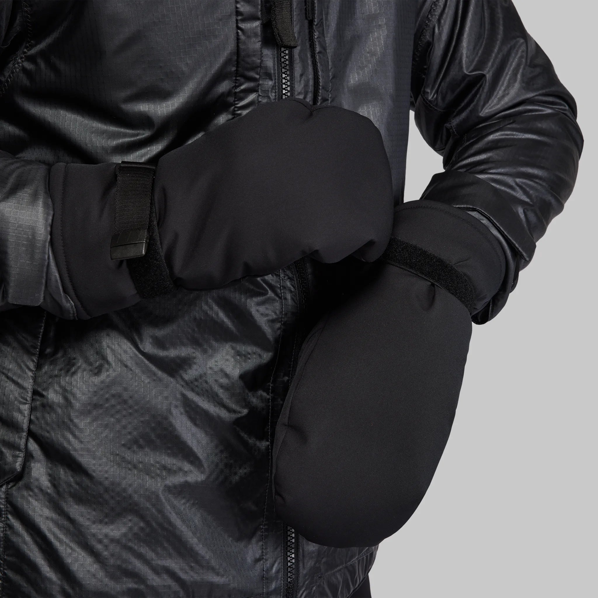 Waterfallproof Mitts. Black edition