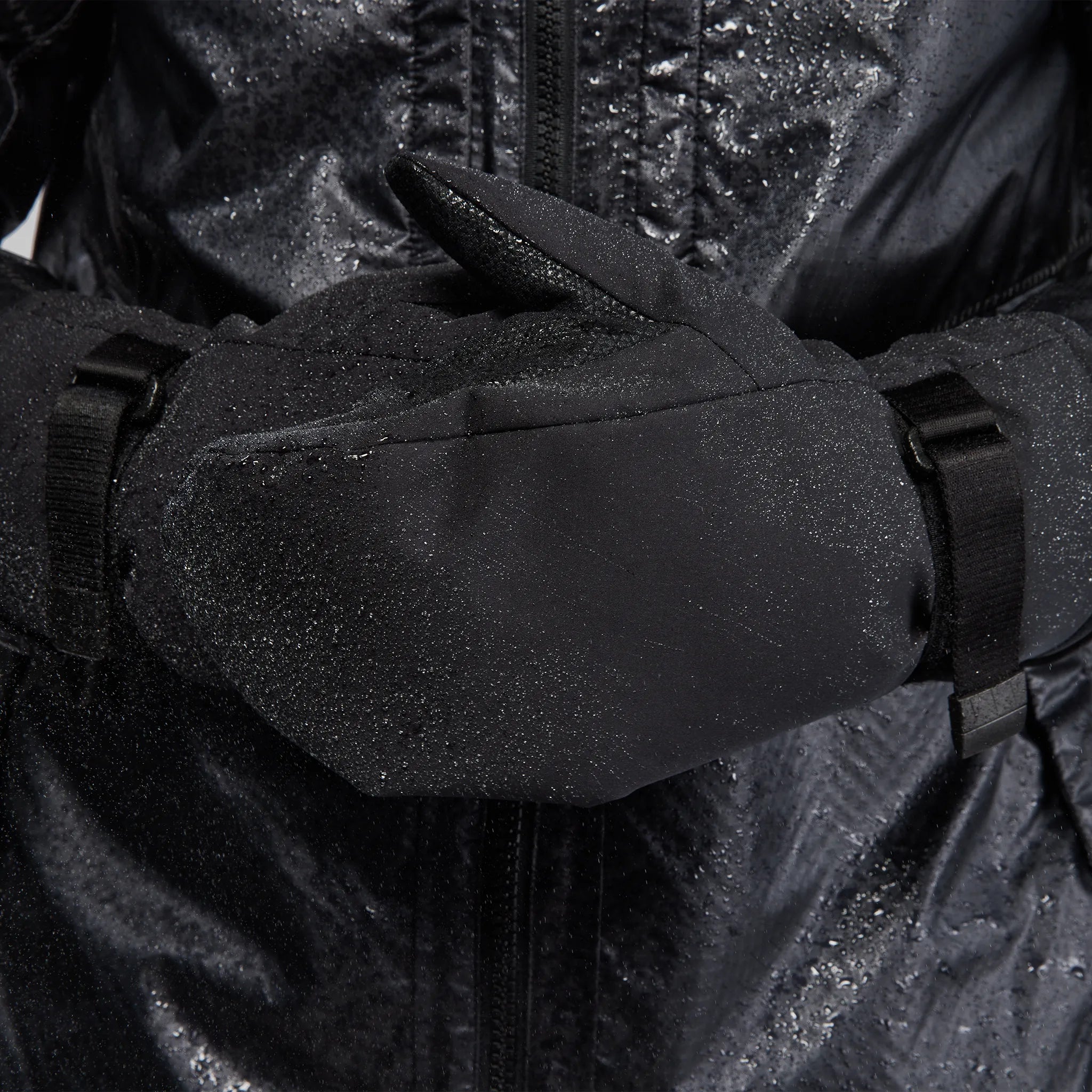 Waterfallproof Mitts. Black edition